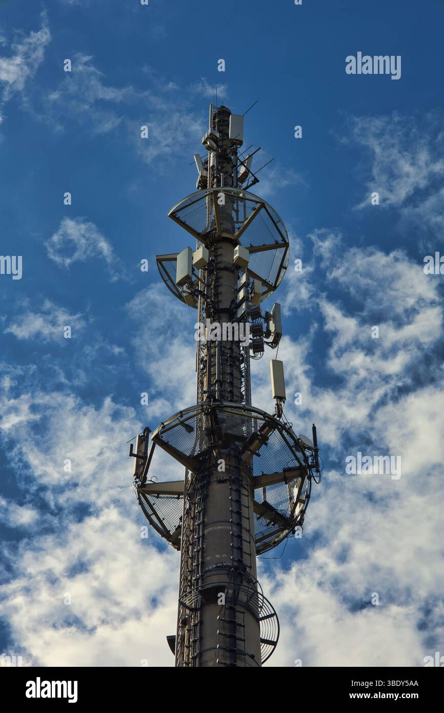 Telekommunikations-Funkturm-Antenne zukünftiges Breitband-Konzept Satellitenverbindung Clouds Stockfoto