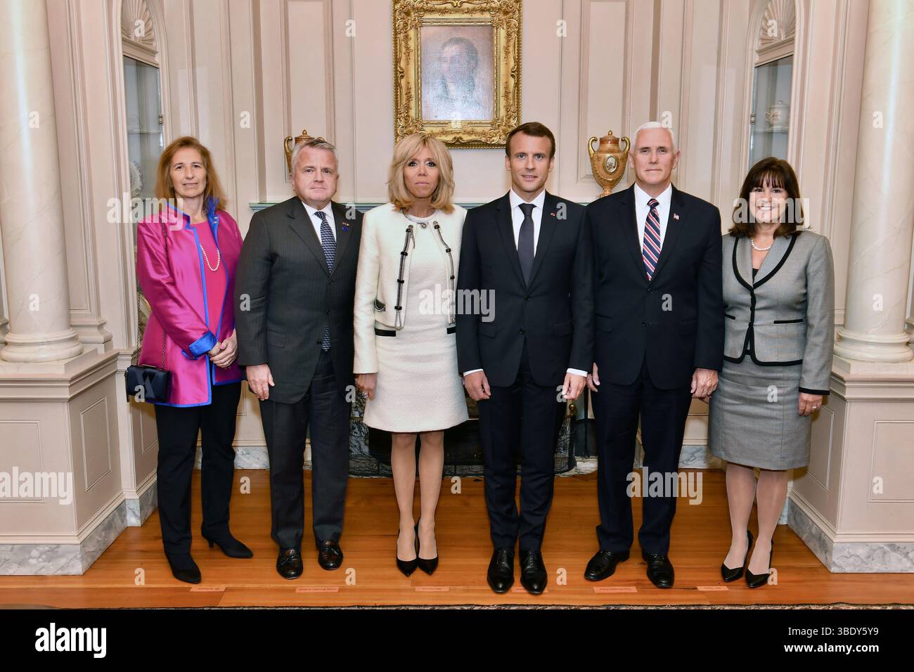 Außenminister John Sullivan mit Frau Sullivan, Vizepräsident Mike Pence und Frau Pence sowie dem französischen Präsidenten Emmanuel Macron und Frau Brigitte Macron vor dem Mittagessen Washington – Foto vom US-Ministerium. Stockfoto