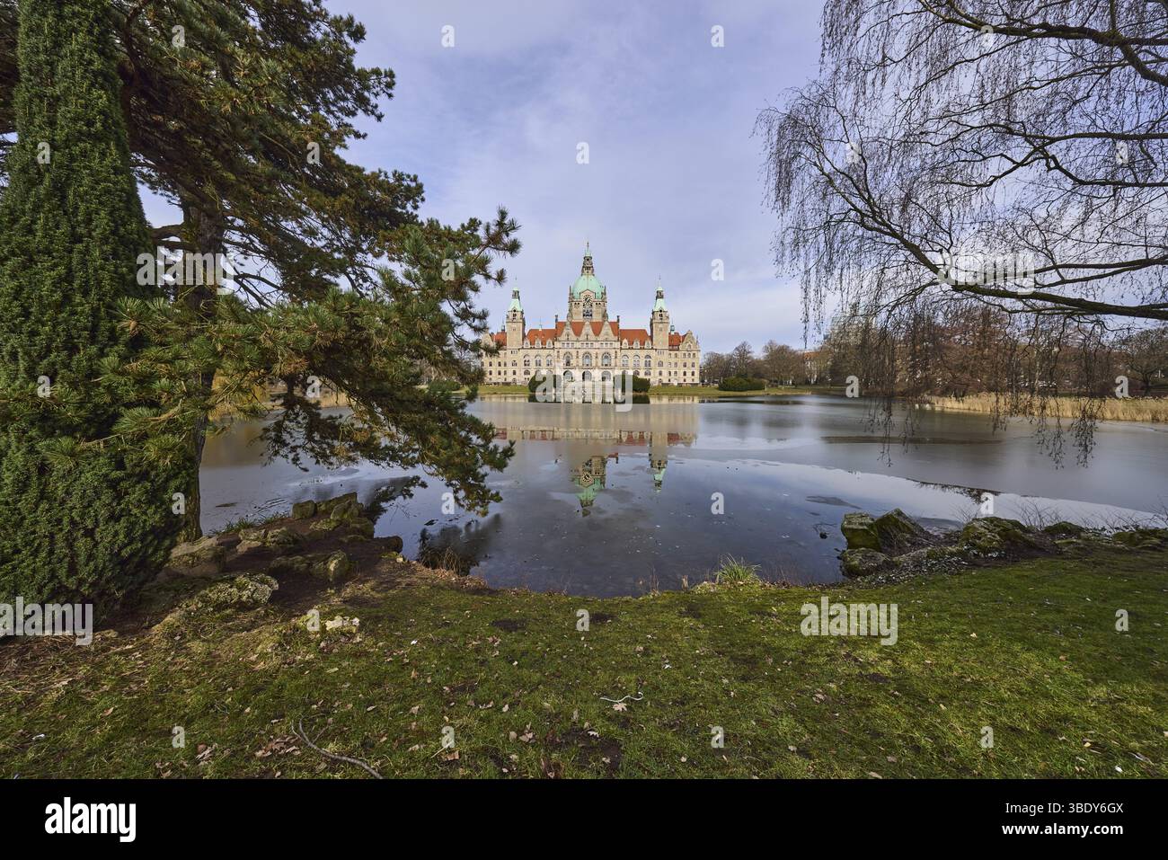 Neues Rathaus Hannover, Architekt Hermann Eggert, Architekturstil Neorenaissance, Gründerzeit, Eisfläche, abstrakte Reflexionen, Teich, Netzteich Stockfoto