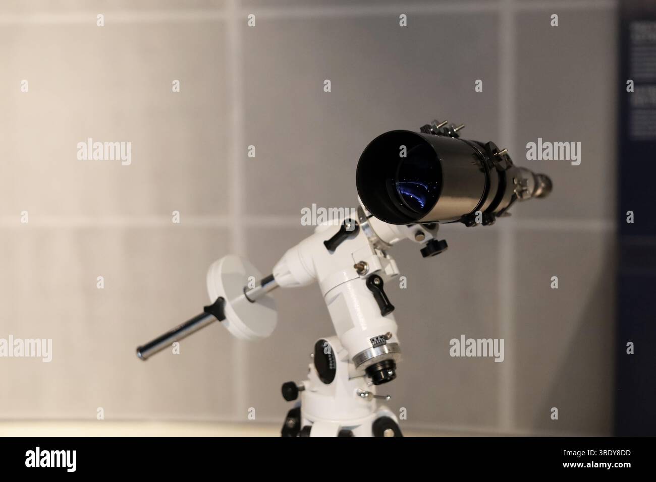 Starkes, modernes Teleskop in der Planetariumausstellung Stockfoto