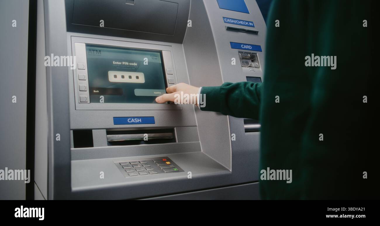 Nicht erkennbare Person, die den PIN-Code auf dem Tastenfeld des Geldautomaten eingibt, um Geld abzuheben. Fehlermeldung auf der Anzeige des Geldautomaten zur Transaktionsstornierung aufgrund fehlender Barmittel. Bankausrüstung. Nahaufnahme. Stockfoto