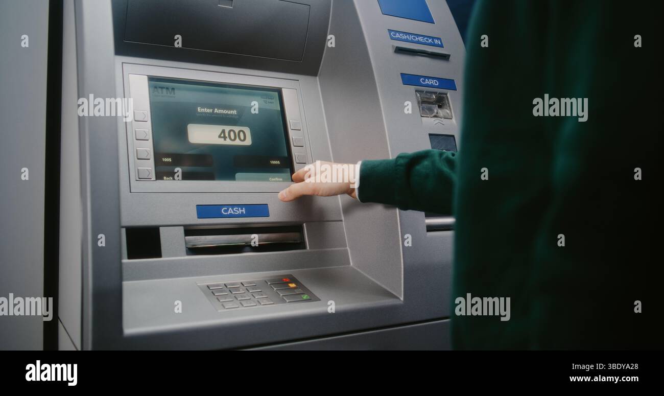 Nicht erkennbare Person, die den PIN-Code auf dem Tastenfeld des Geldautomaten eingibt, um Geld abzuheben. Fehlermeldung auf der Anzeige des Geldautomaten zur Transaktionsstornierung aufgrund fehlender Barmittel. Bankausrüstung. Nahaufnahme. Stockfoto