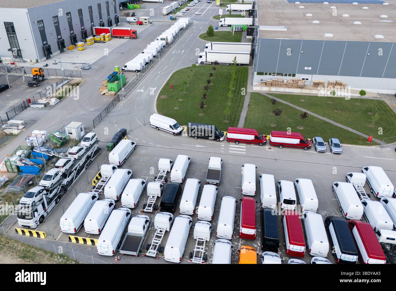 Luftaufnahme eines neuen Stellplatzes für Lieferwagen an einem Logistikzentrum. Stockfoto