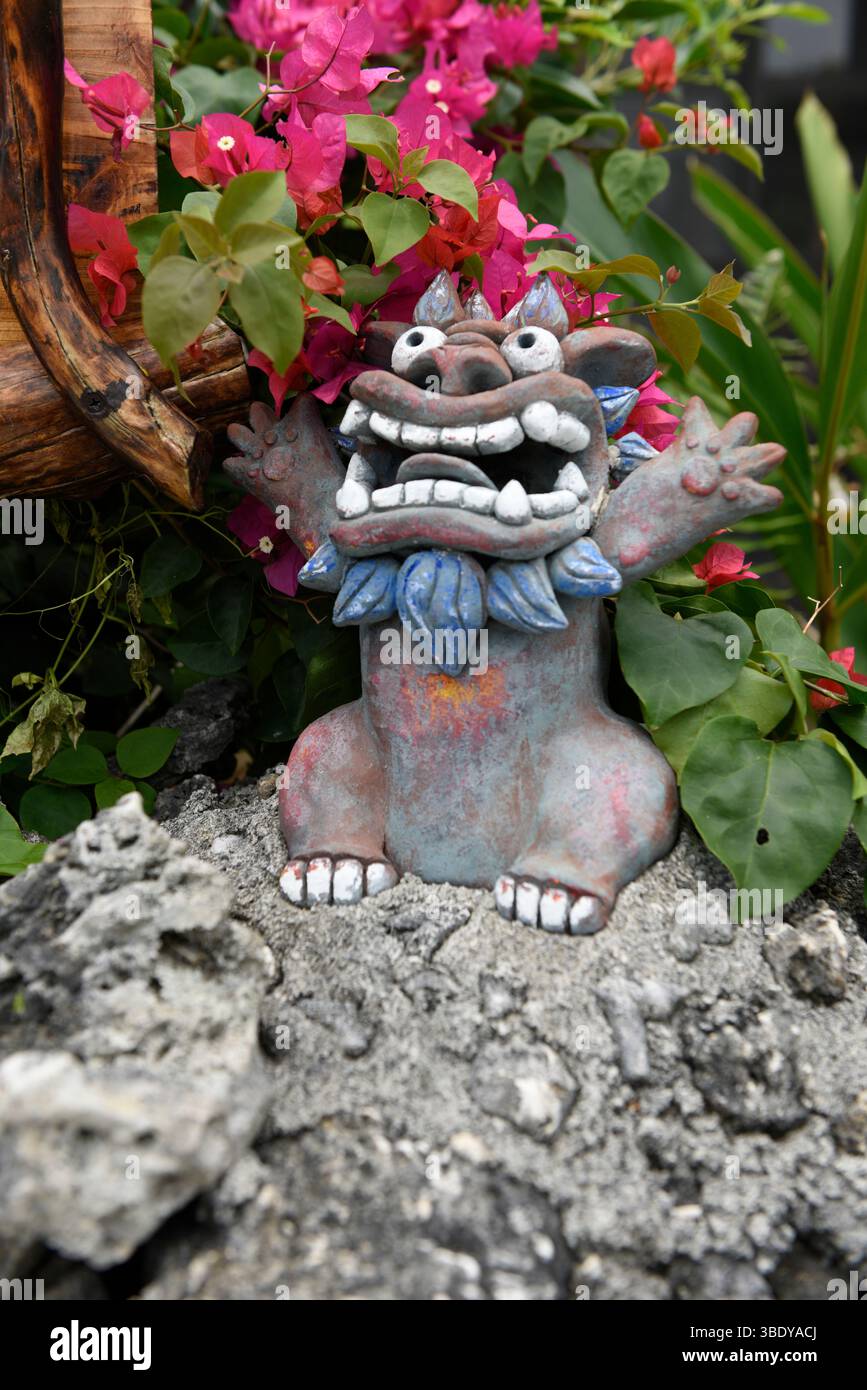 Shisa-Löwenstatue, um das Haus vor den bösen Geistern zu schützen, Yaeyama-Inseln, Taketomi-Inseln, Japan, Asien. Stockfoto