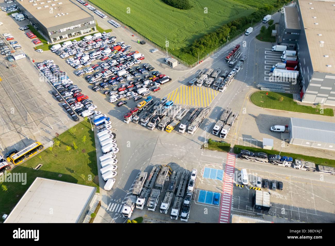 Luftaufnahme einer Lagereinrichtung für Neuwagen. Stockfoto