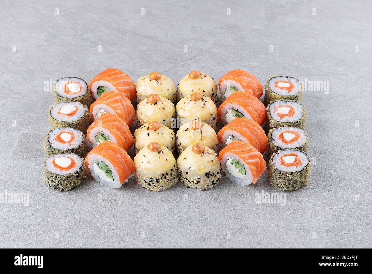 Set Aus Gebackenem Lachscremekäse Und Tempura Sushi Rolls Stockfoto