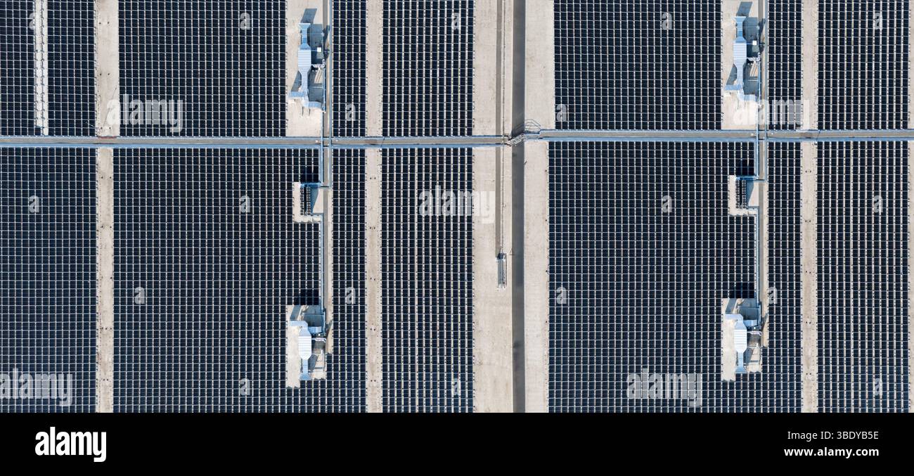 Solarpaneele auf einem Dach eines Industriebaus. Luftaufnahme. Stockfoto