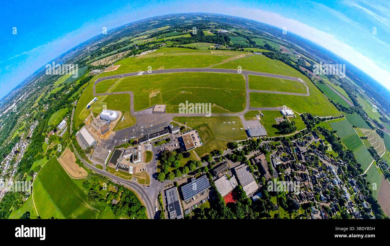 REKORDDATUM NICHT ANGEGEBEN Luftbild, Flugplatz Essen-Mülheim mit Startbahn und Landebahn, Luftschiff und Luftschiffhalle, Baustelle und Neubau Bürohäuser mit Parkhaus Pitstop-Zenrale, Erdkugel, Fisheye Aufnahme, Fischaugen Aufnahme, 360 Grad Aufnahme, Tiny World, Little Planet, Fisheye Bild, Holthausen - Südost, Mülheim an der Ruhr, Ruhrgebiet, Nordrhein-Westfalen, Deutschland ACHTUNGxMINDESTHONORARx60xEURO *** Luftansicht, Flugplatz Essen Mülheim mit Landebahn und Landebahn, Luftschiff- und Luftschiffhangarm, Baustelle und neue Bürogebäude mit Parkgarage Pitstop Zenrale, Erdkugel, f Stockfoto