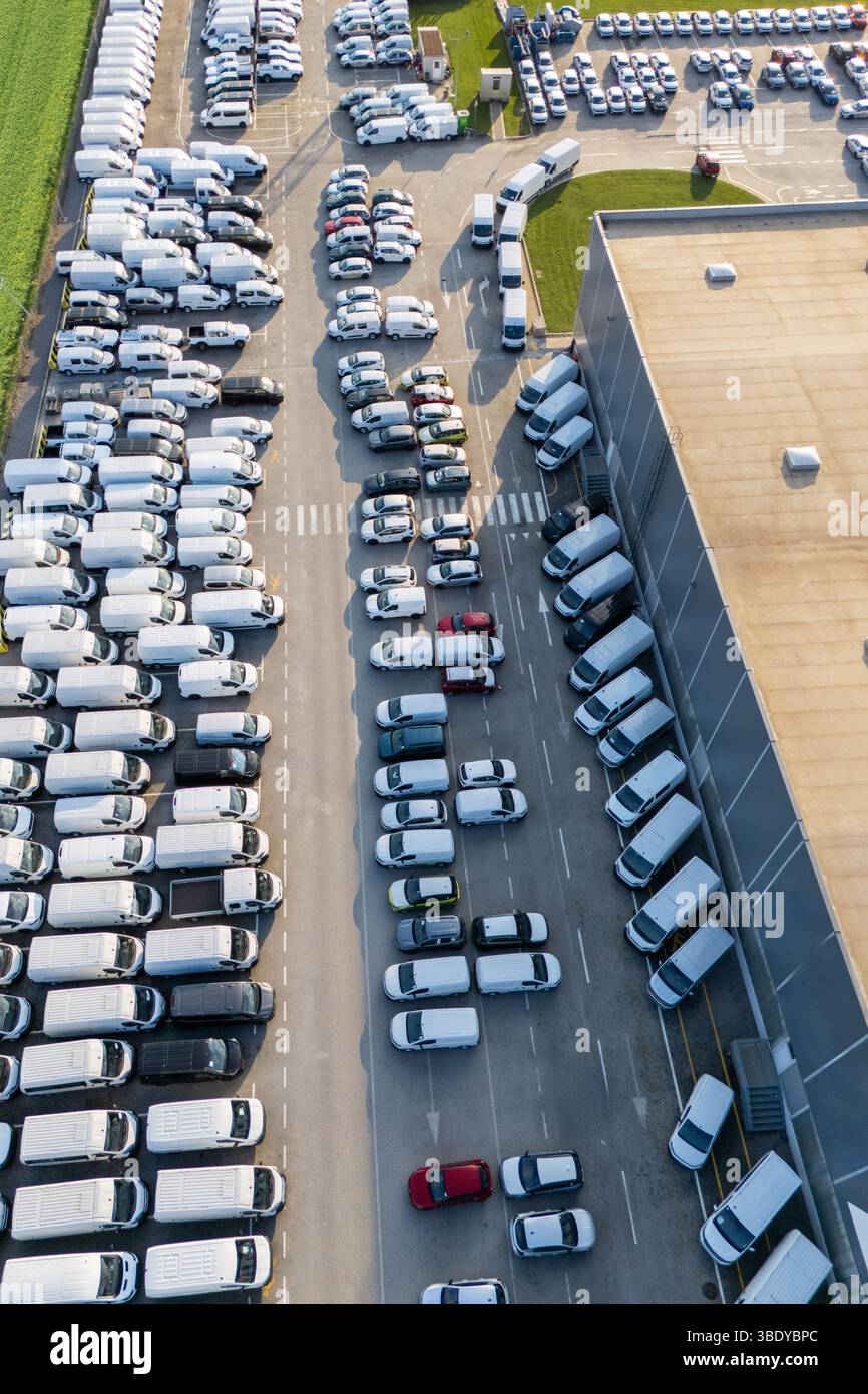 Luftaufnahme eines neuen Stellplatzes für Lieferwagen an einem Logistikzentrum. Stockfoto