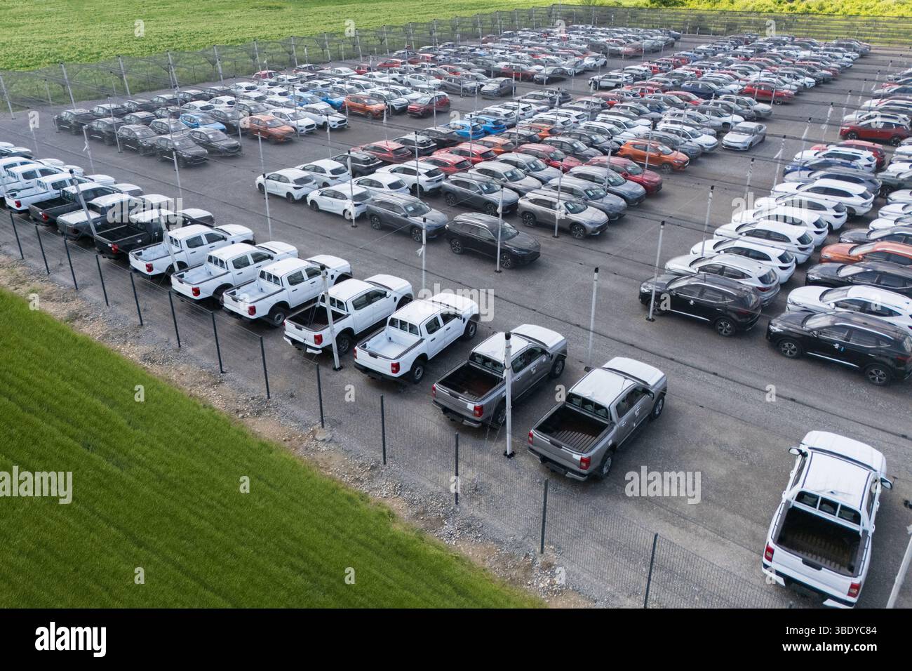 Luftaufnahme einer Lagereinrichtung für Neuwagen. Stockfoto