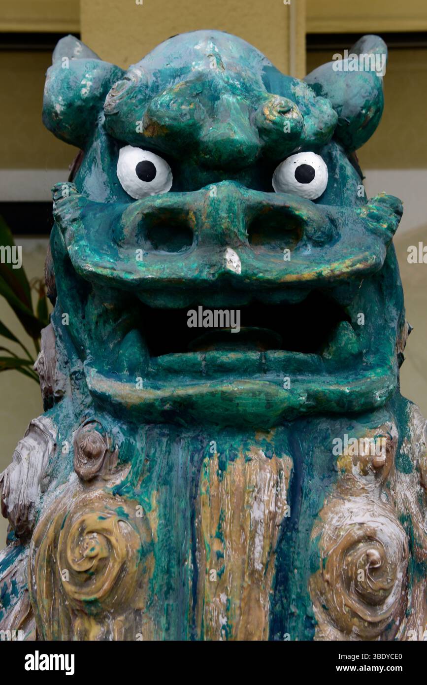 Shisa Löwenstatue zum Schutz des Hauses vor bösen Geistern, Yaeyama Inseln, Taketomi Insel, Japan, Asien. Stockfoto