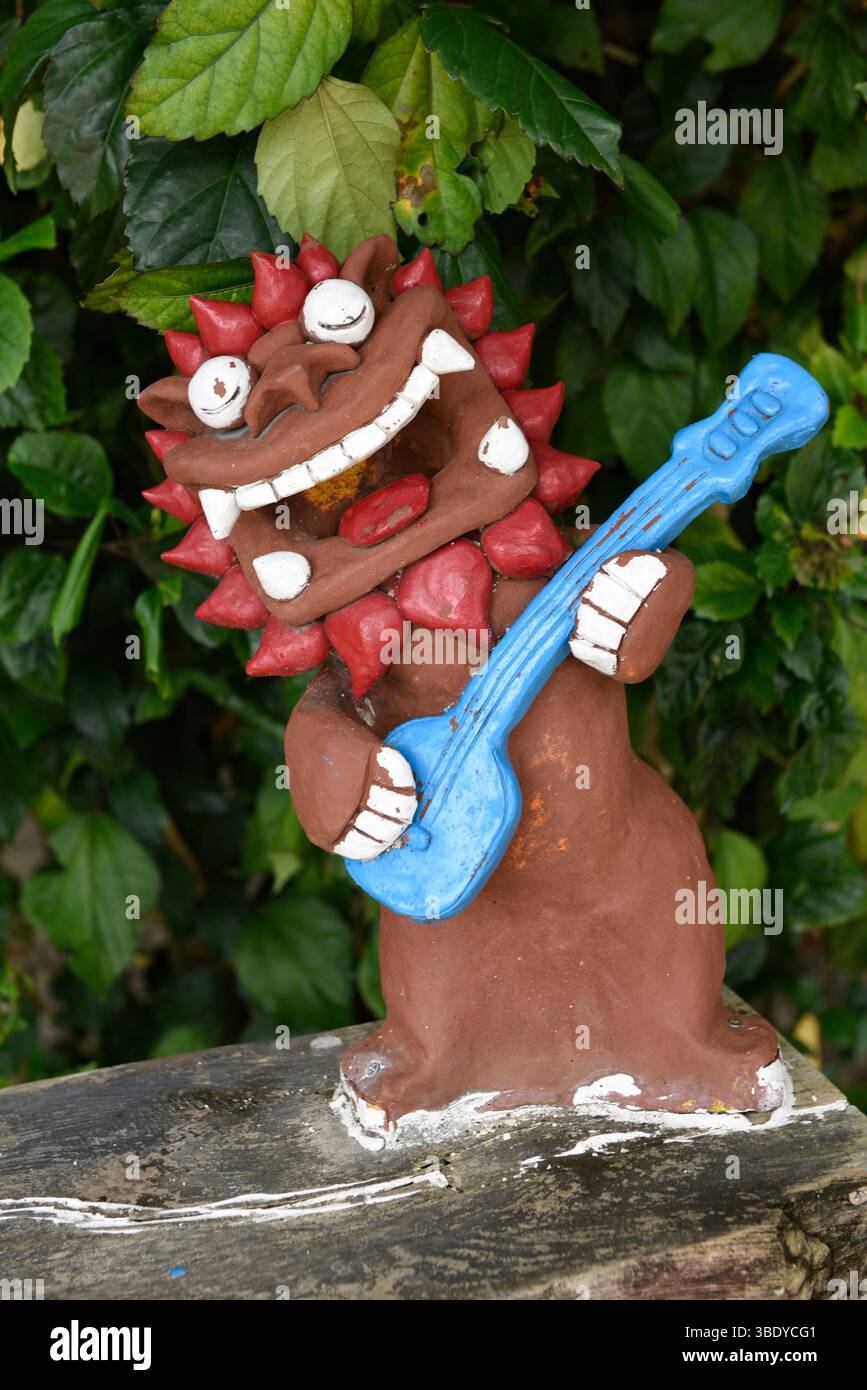Shisa Löwenstatue zum Schutz des Hauses vor bösen Geistern, Yaeyama Inseln, Taketomi Insel, Japan, Asien. Stockfoto