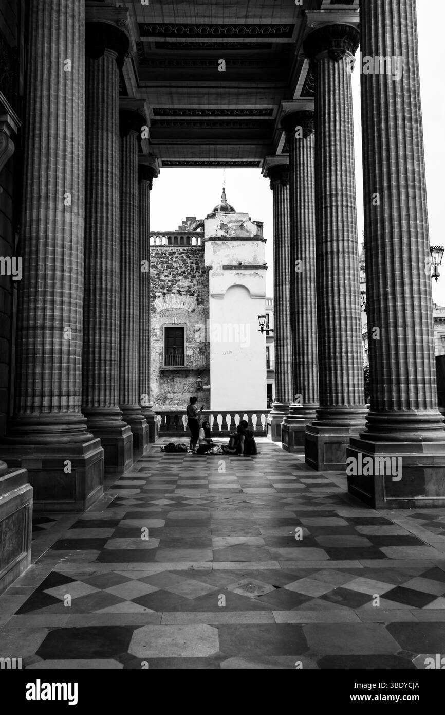 Guanajuato City, Mexiko - 30. Mai 2016: Touristen sammeln sich zwischen Säulen, ruhen sich wahrscheinlich aus und planen ihr nächstes Ziel in der Stadt. Stockfoto