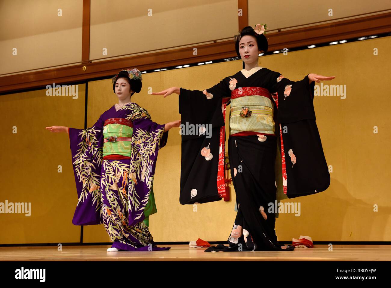 Geisha-Tanz in Kyoto's Gion Corner, Japan, Asien. Stockfoto