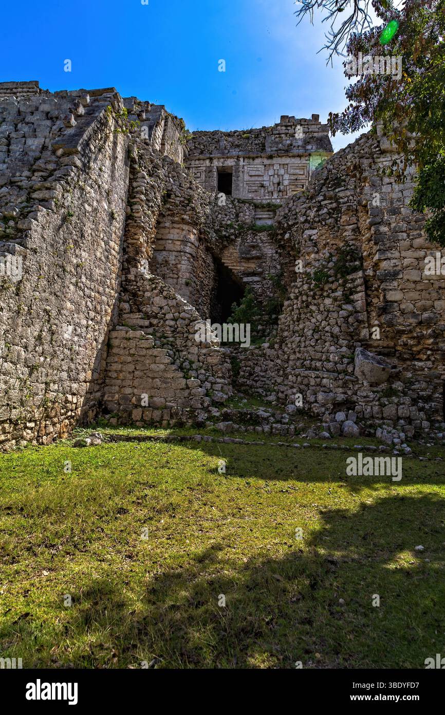 Chichen Itza, Mexiko - 25. Februar 2019: Ein altes Maya-Gebäude, das die architektonischen Fähigkeiten der Zivilisation demonstriert. Stockfoto