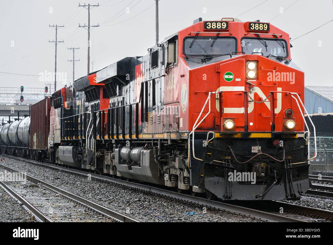 Seattle - 17. Mai 2025; Canadian National CN Oil Train bei nassem Regen in der Nähe Stockfoto