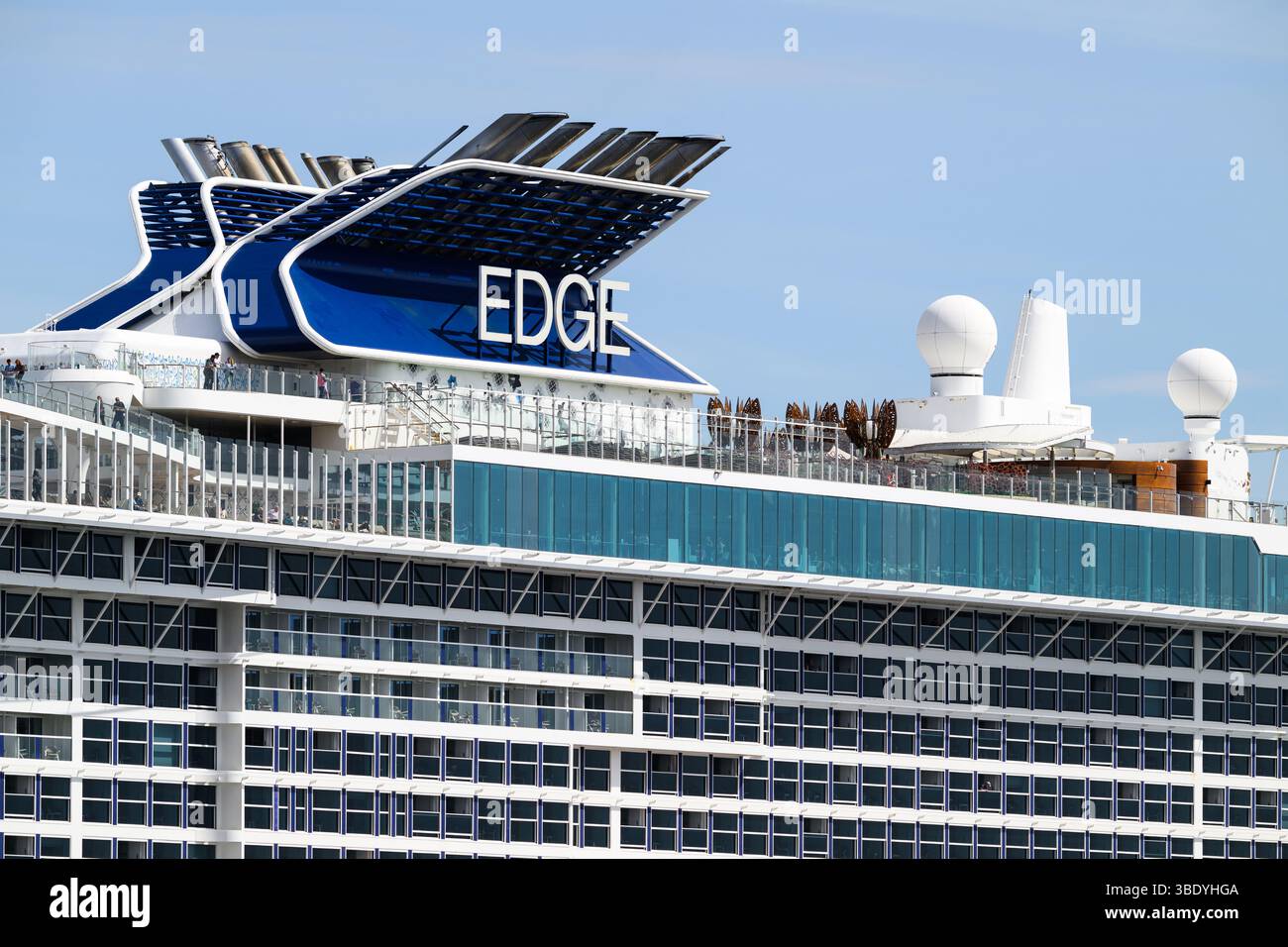 Seattle - 23. Mai 2025; Detail des Trichters auf dem Celebrity Edge Kreuzfahrtschiff mit Wort Stockfoto