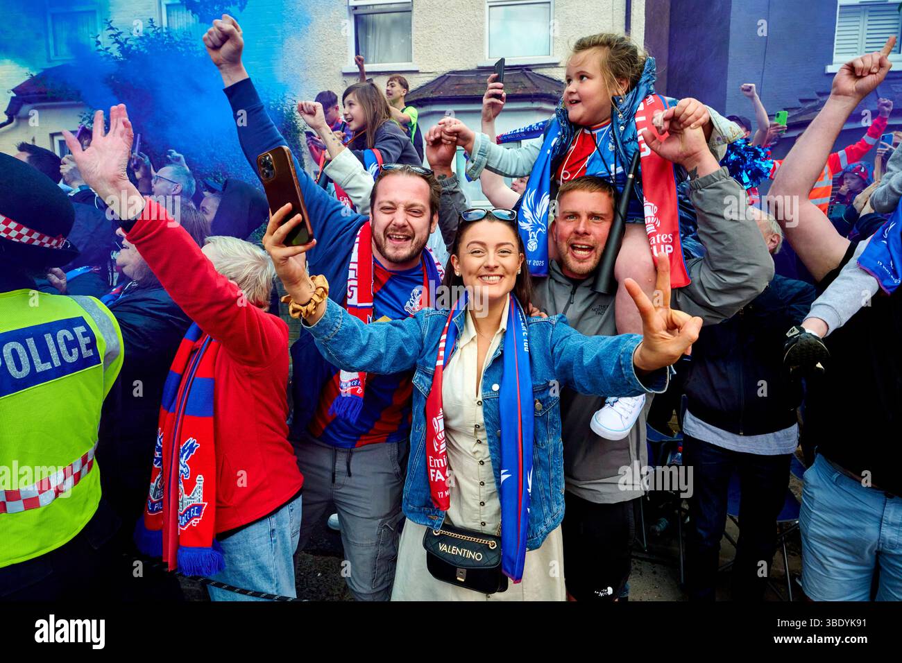 London, UK, 26. Mai 2025, feiern Crystal Palace Fans in der Nähe des Selhurst Park während der FA Cup Trophäenparade. Quelle: Antony Medley/Alamy Live News Stockfoto