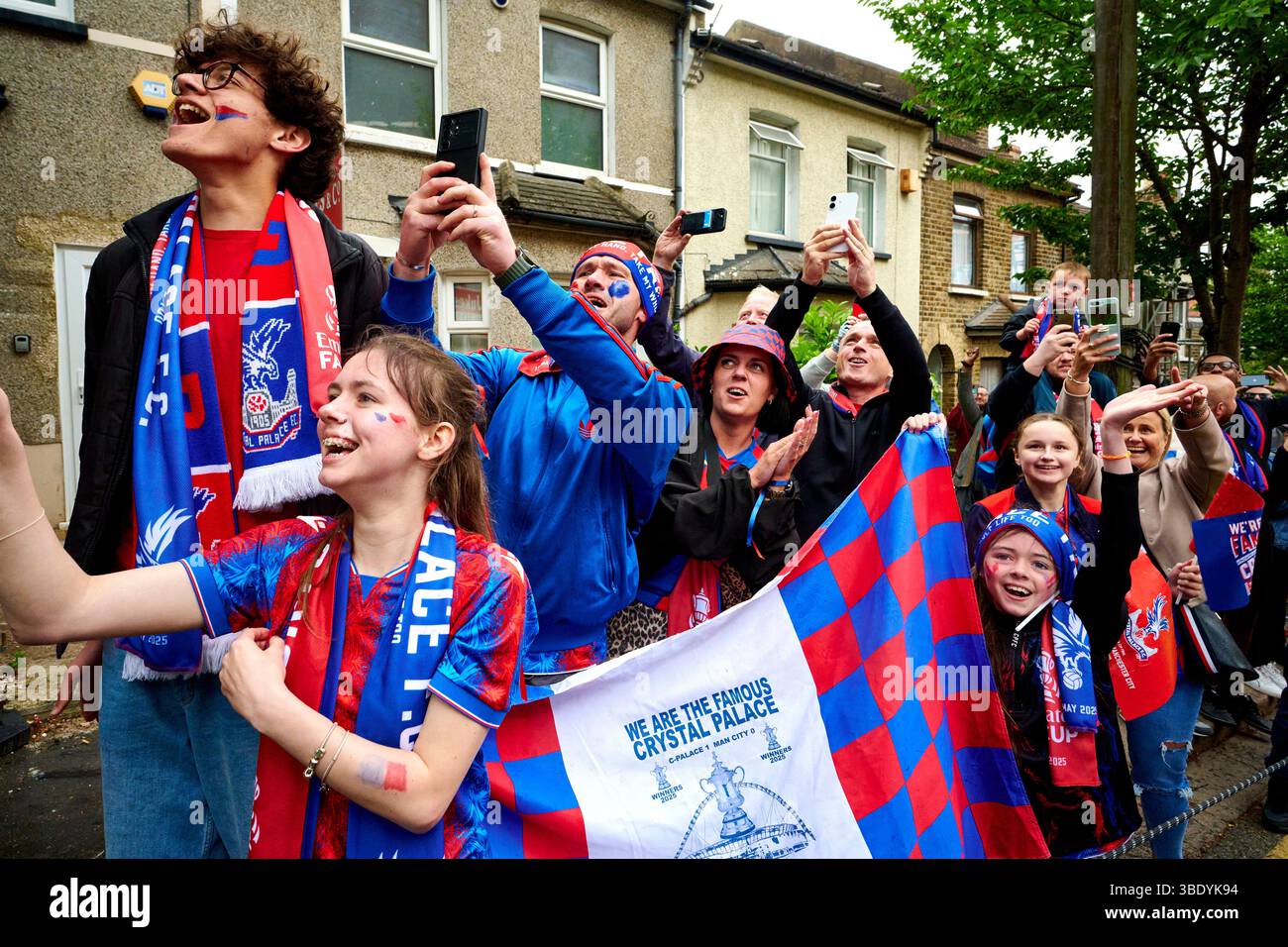 London, UK, 26. Mai 2025, feiern Crystal Palace Fans in der Nähe des Selhurst Park während der FA Cup Trophäenparade. Quelle: Antony Medley/Alamy Live News Stockfoto