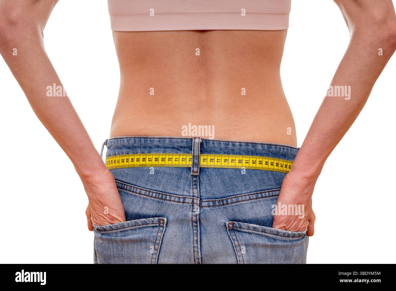 Nahaufnahme einer Frau, die Jeans mit Maßband um die Taille trägt, Rückansicht Stockfoto
