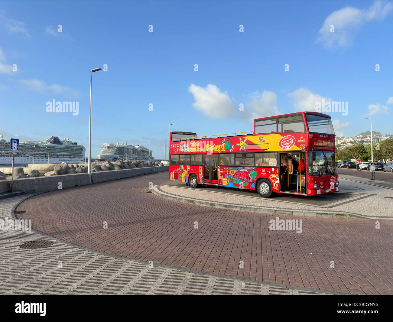 Roter Doppeldecker-Sightseeingbus am Kreuzfahrthafen unter blauem Himmel, Funchal, Madeira - Smartphone-aufgenommenes Stockfoto