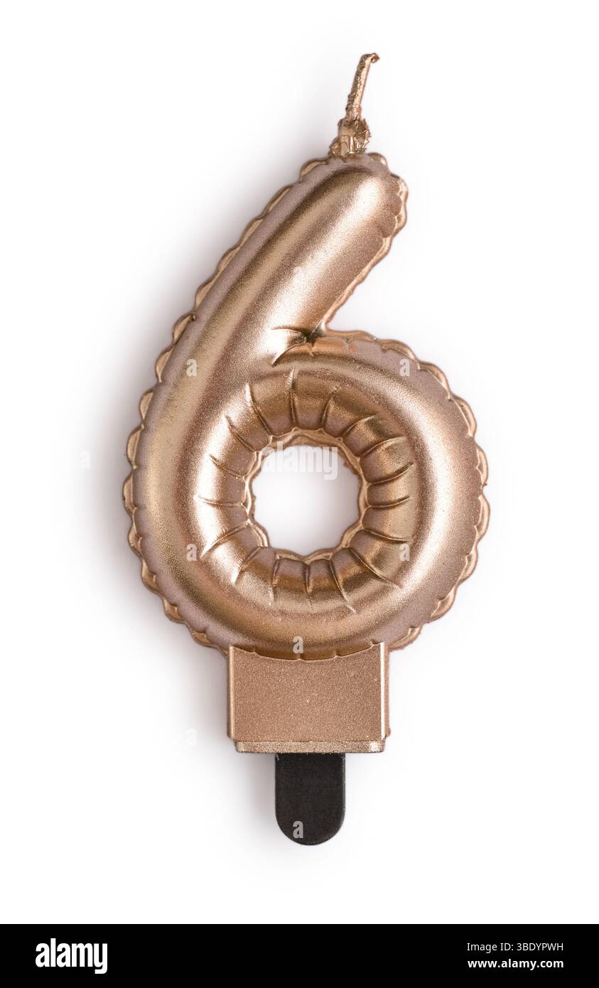 Goldene Kuchenkerze in Form von Nummer sechs isoliert auf weißem Hintergrund, Schnittpfad inbegriffen. Stockfoto