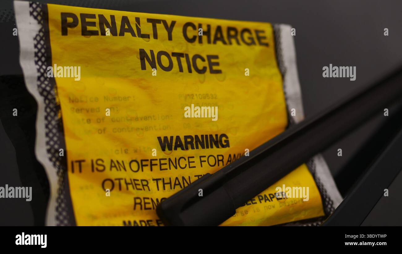 Ein Fahrzeug in Eastleigh, Großbritannien, erhält eine Strafgebühr wegen Verletzung der Parkvorschriften Stockfoto