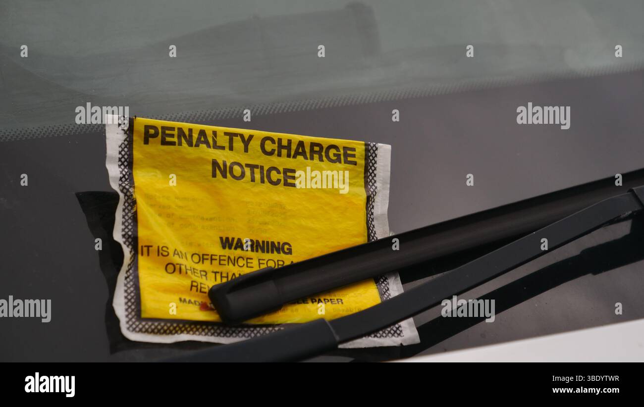 Ein Fahrzeug in Eastleigh, Großbritannien, erhält eine Strafgebühr wegen Verletzung der Parkvorschriften Stockfoto