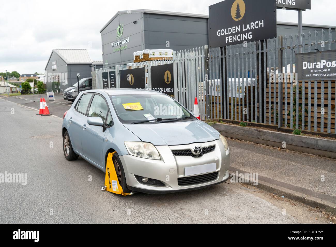 Von DVLA geklemmtes, nicht besteuertes Fahrzeugrad wegen Nichtzahlung der britischen Straßensteuer Stockfoto