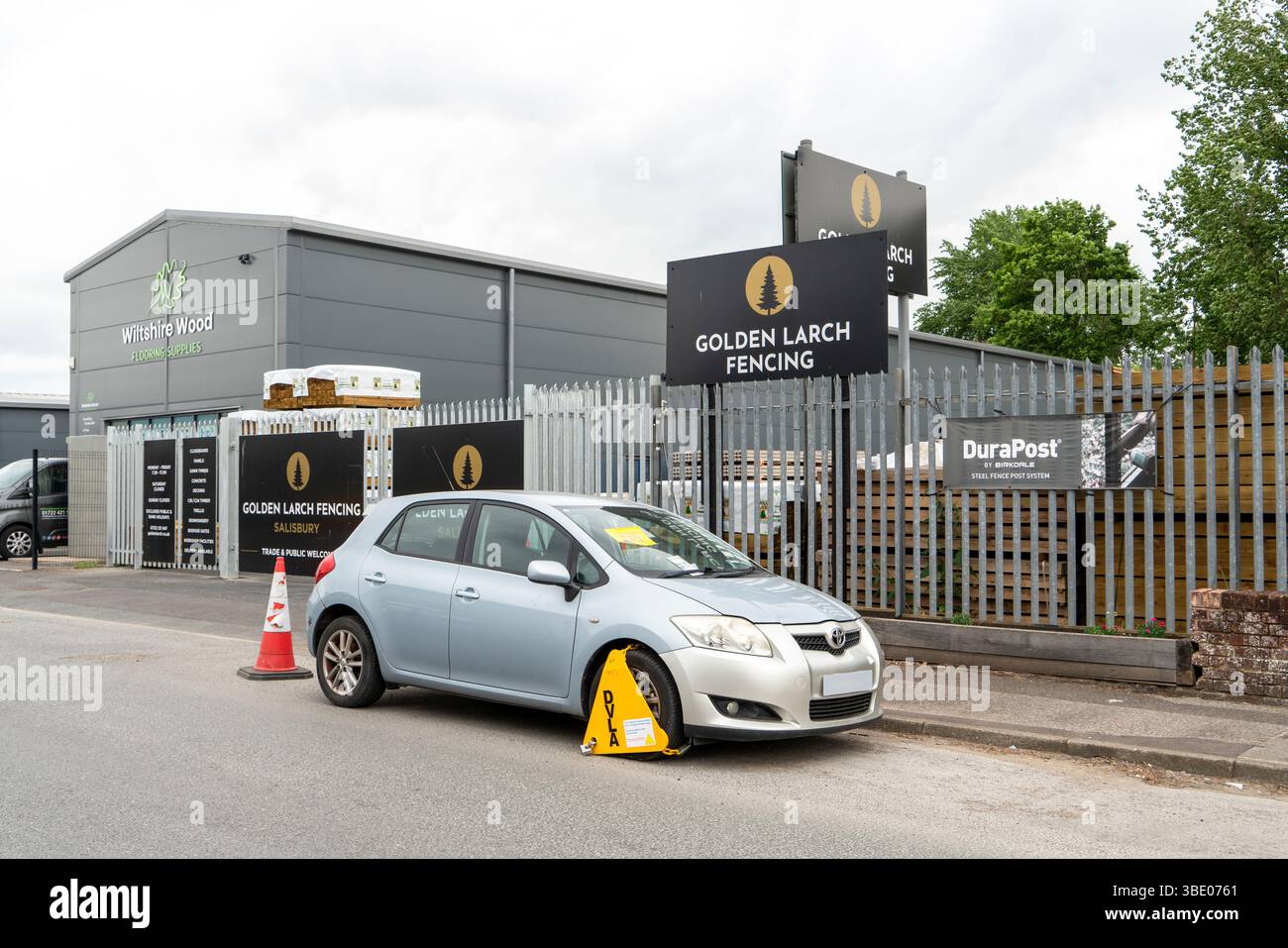 Von DVLA geklemmtes, nicht besteuertes Fahrzeugrad wegen Nichtzahlung der britischen Straßensteuer Stockfoto