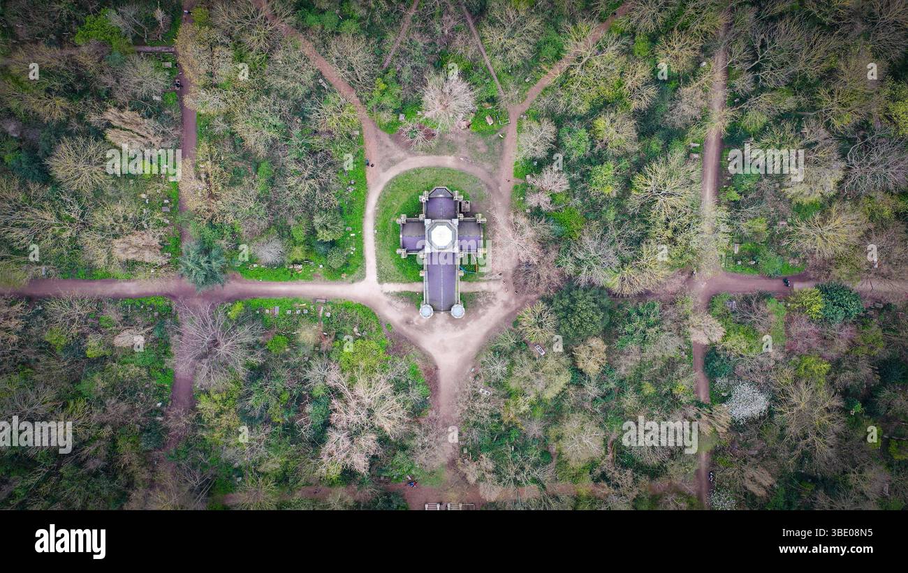 Luftaufnahme des Abney Park Cemetery in Stoke Newington, London. Ein symmetrisches Layout von bewachsenen viktorianischen Pfaden, die zu einer historischen Kapelle zusammenlaufen. Stockfoto