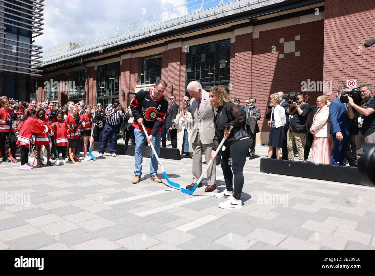 König Charles III. Legt den Startschuss für ein Hockeyspiel bei einem Besuch einer Gemeinschaftsveranstaltung im Lansdowne Park in Ottawa, bei der das kulturelle Erbe und die Vielfalt Kanadas im Rahmen des königlichen zweitägigen Besuchs in Kanada vorgestellt werden. Bilddatum: Montag, 26. Mai 2025. Stockfoto