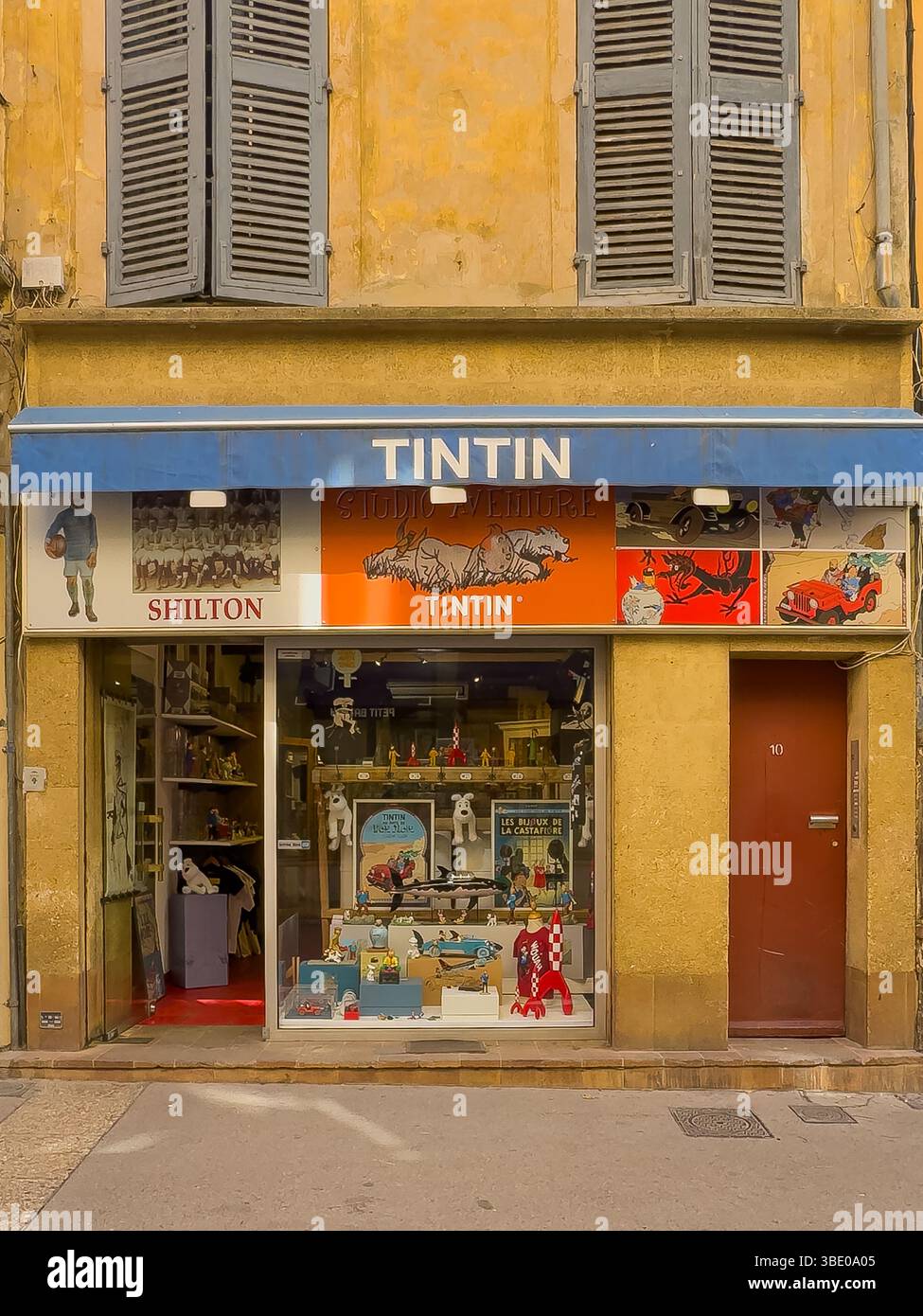 Aix-en-Provence, Frankreich - 10. Juli 2024: Der Cartoon-Charakter Tintin-Shop verkauft Dinge, die an den jungen Mann erinnern, in der Rue des Bagniers Stockfoto