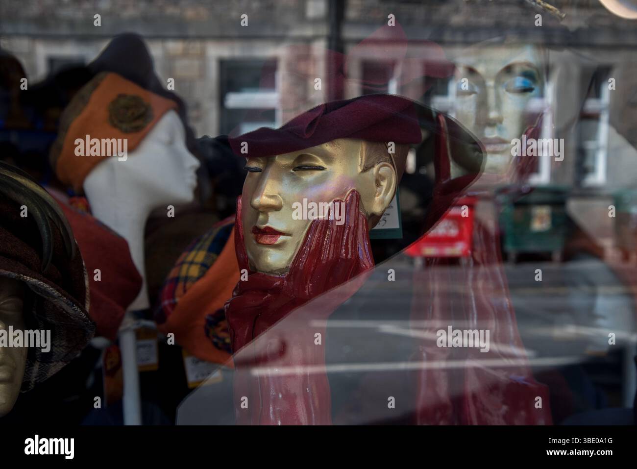 Schaufensterpuppen und Reflexionen im Fenster von Fabhatrix, einem unabhängigen Hutladen im Grassmarket, Edinburgh, Großbritannien. Stockfoto