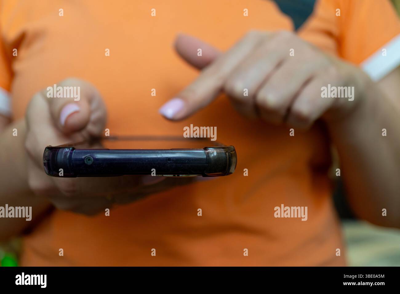 Frau, die Smartphone-Nahaufnahme-Handinteraktion verwendet Stockfoto