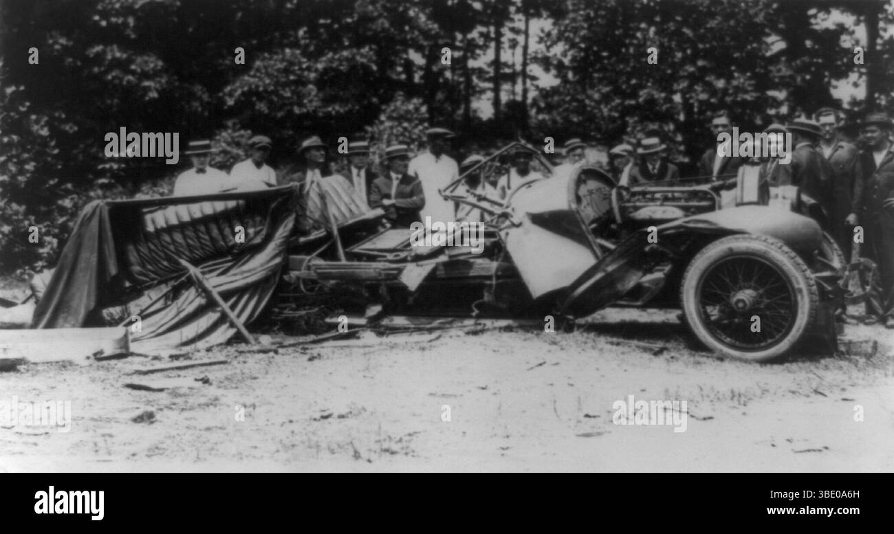 Überreste eines geliehenen Stutz-Tourenwagens, nachdem er mit 70 Meilen pro Stunde auf einen Baum gelaufen war, bei dem der Bootlegger-Fahrer getötet und 50 Liter Maislikör zerstört und konfisziert wurde. Zwischen 1920 und 1933 war der Verkauf und die Destillierung von Alkohol in den USA verboten. Dies führte dazu, dass die illegale Produktion zu einem massiven Industriezweig wurde, und Autounfälle bei Polizeijagden waren keine Seltenheit. Stockfoto