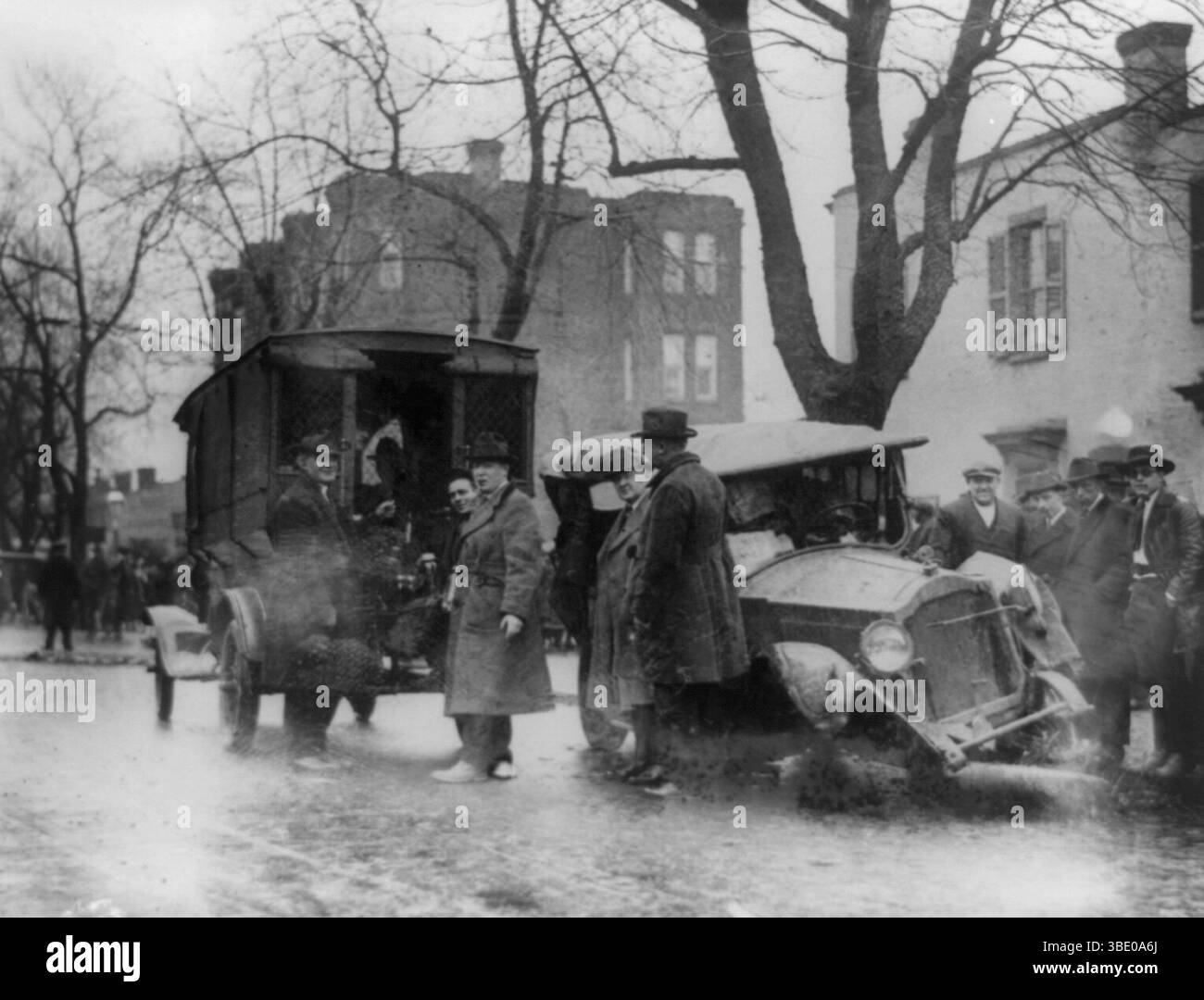 Nach einer Polizeijagd in Washington D.C. stand die Polizei bei einem beschädigten Auto. Zwischen 1920 und 1933 war der Verkauf und die Destillierung von Alkohol in den USA verboten. Dies führte dazu, dass die illegale Produktion zu einem massiven Industriezweig wurde, und Autounfälle bei Polizeijagden waren keine Seltenheit. Stockfoto