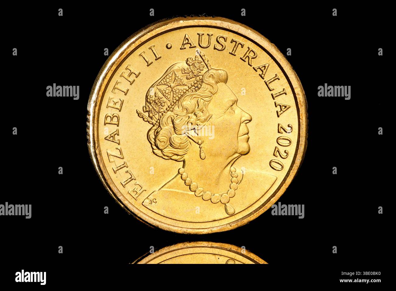 2020 Australien $2 Münze zum 75. Jahrestag des Endes des Zweiten Weltkriegs. Die Vorderseite zeigt ein Porträt von Königin Elisabeth II Stockfoto