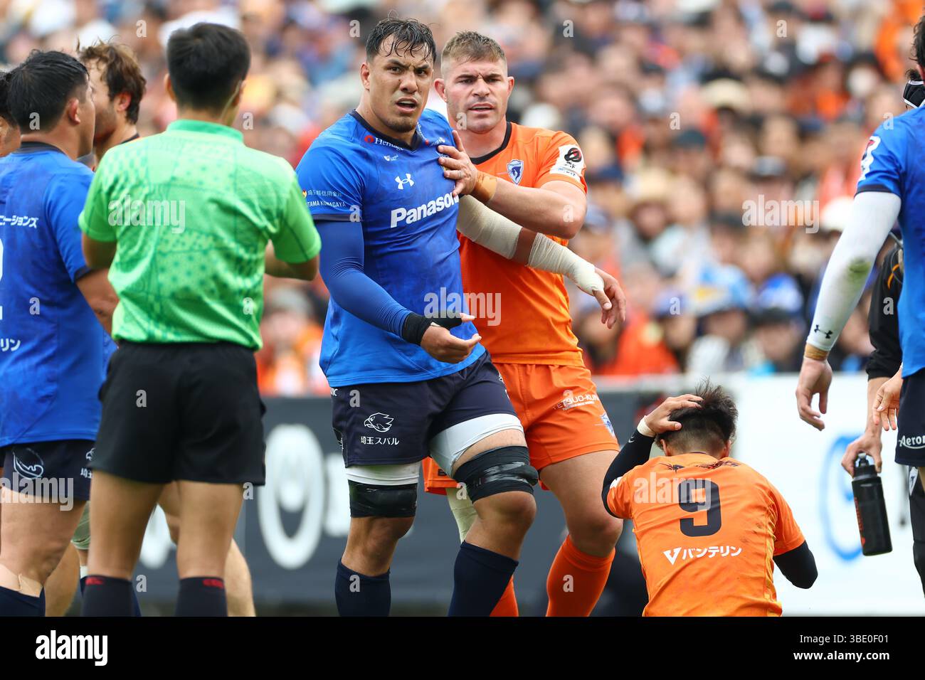 Tokio, Japan. Mai 2025. (L bis R) Ben Gunter (Wild Knights), Malcolm Marx (Spears) Rugby : 2024-25 Japan Rugby League One Play-off Turnier Halbfinalspiel zwischen Saitama Panasonic Wild Knights 24-28 Kubota Spears Funabashi TOKYO-BAY im Prince Chichibu Memorial Stadium in Tokio, Japan. Quelle: AFLO/Alamy Live News Stockfoto