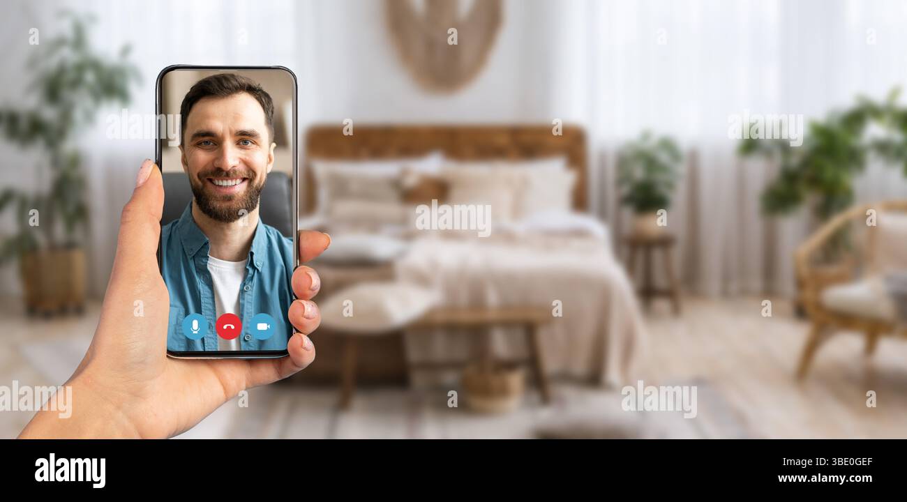 Während des Tages können Sie zu Hause über ein Smartphone Videoanrufe tätigen Stockfoto