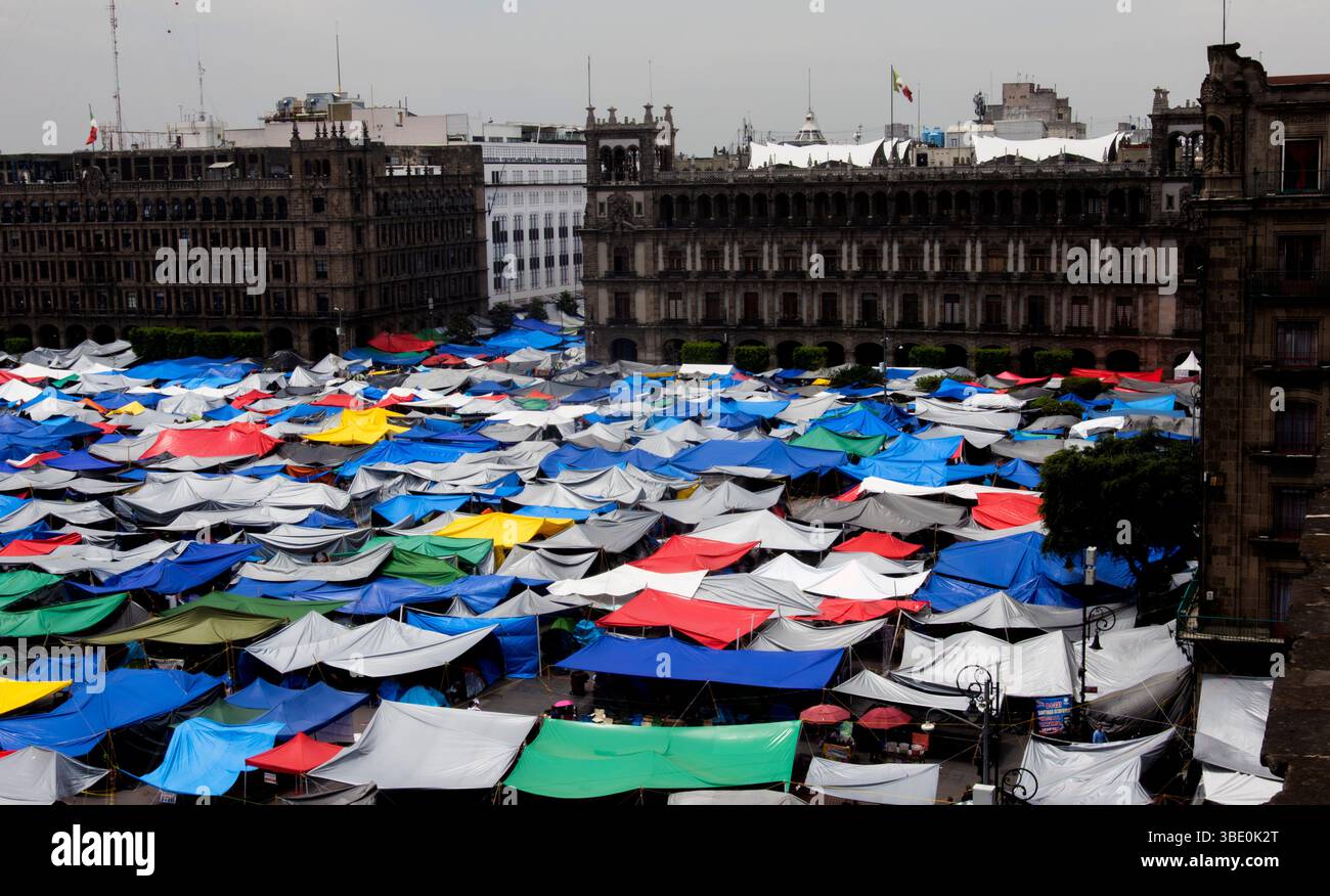 Der Zocalo oder zentraler Platz in Mexiko-Stadt, Mexiko, wo die CNTE Teachers union ein Zeltlager vor dem Nationalpalast eingerichtet hat, um 100 Prozent Renten zu fordern Stockfoto