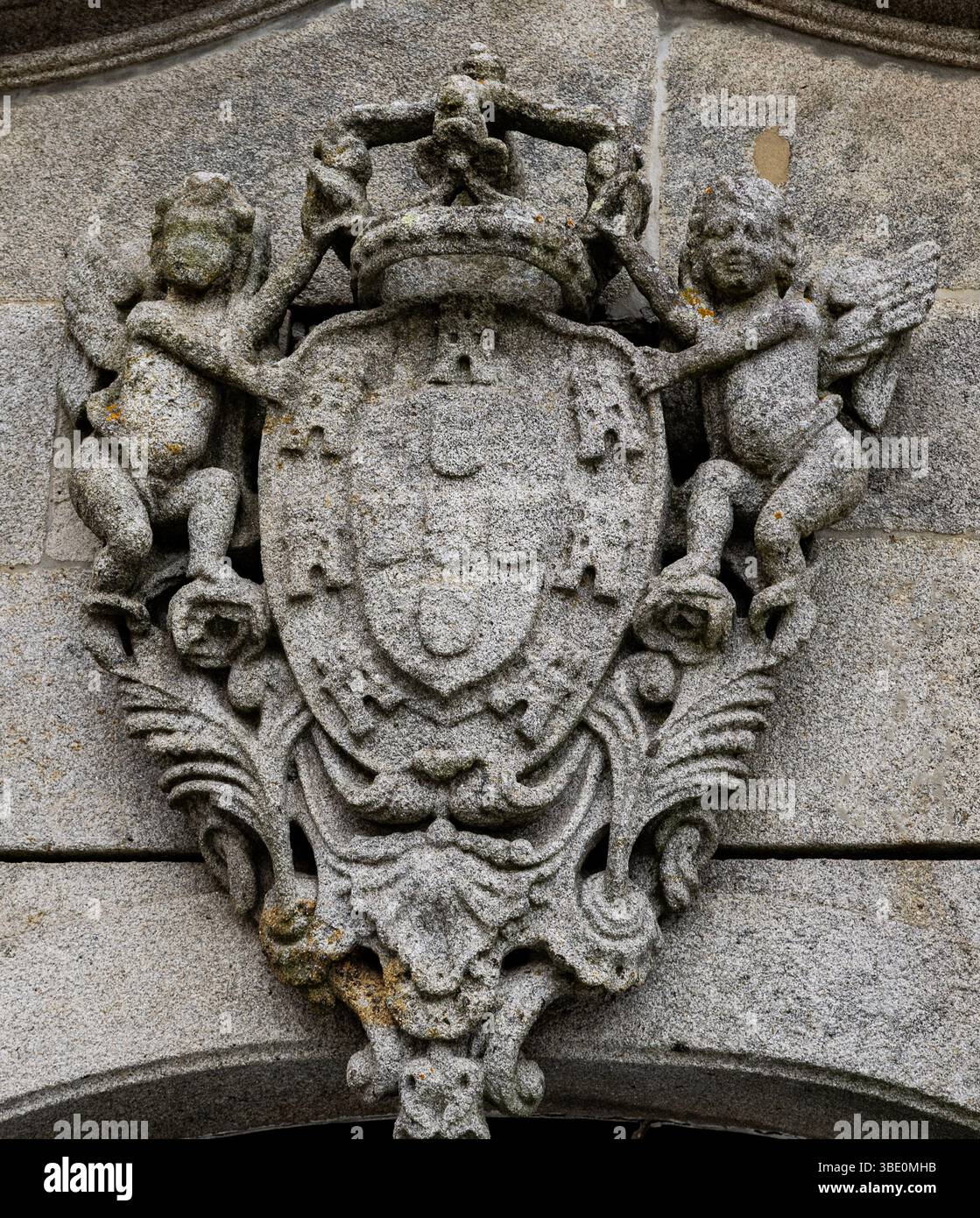 Wappen mit kaiserlicher Krone und Schild, gestützt von zwei Engeln, im Stil des Joanino Barock, in Viana do Castelo, Portugal Stockfoto
