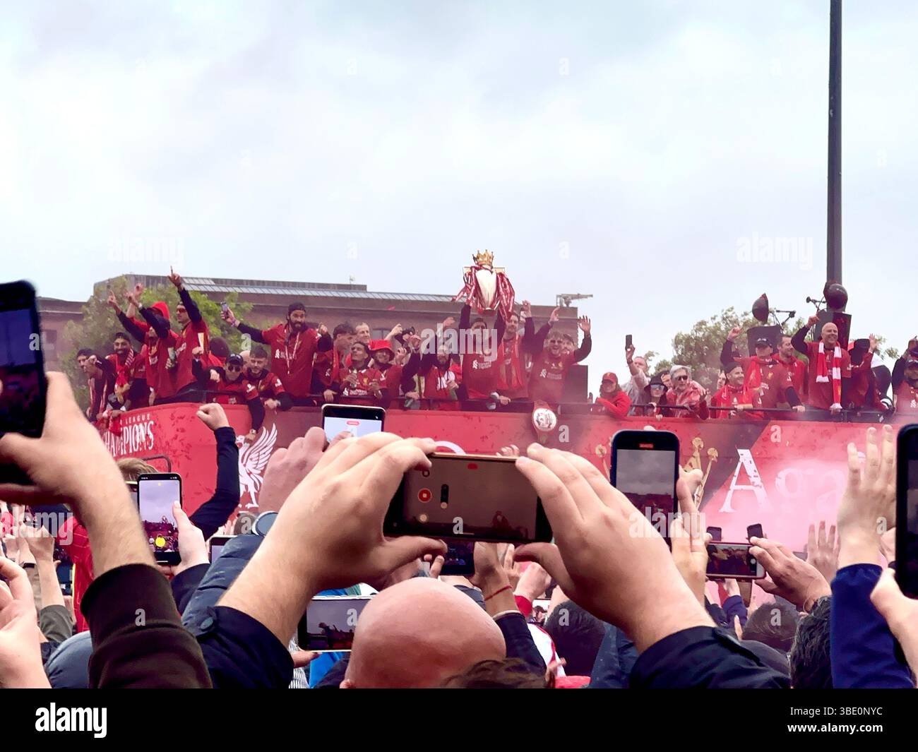 Der FC Liverpool feiert im Bus während der Siegerparade, als Diogo Jota die Trophäe der Premier League hebt. Strand Street, Liverpool, Großbritannien. Mai 2025. - Smartphone-aufgenommenes Stockfoto