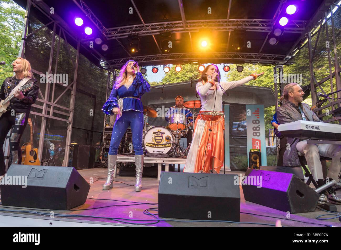 Gitarrist Sebastian Gurgel als Bjoern Ulvaeus, Saengerin Saskia Tanfal als Agnetha Faeltskog, Saengerin Sara Mosquera als Anni Frid Lyngstad, Pianist Mike Rubin als Benny Andersson der Gruppe Swede Sensation, Abba Tribute Show, am 24.05.2025 auf der Buehne am Pavillon der Steglitzer Woche, Berlin Pianist Mike Rubin als Benny Andersson der Gruppe Swede Sensation, Abba Tribute Show, am 24. 05 2025 auf der Bühne im Pavi Stockfoto