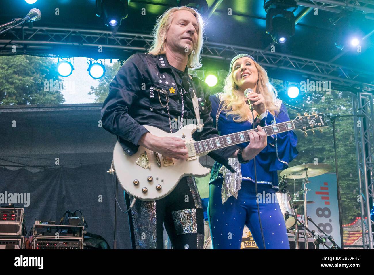 Gitarrist Sebastian Gurgel als Bjoern Ulvaeus, Saengerin Saskia Tanfal als Agnetha Faeltskog der Gruppe Swede Sensation, Abba Tribute Show, am 24.05.2025 auf der Buehne am Pavillon der Steglitzer Woche, Berlin Swede Sensation - Abba Tribute Show- Berlin *** Gitarrist Sebastian Gurgel als Bjoern Ulvaeus, Sängerin Saskia Tanfal 2025 Stockfoto