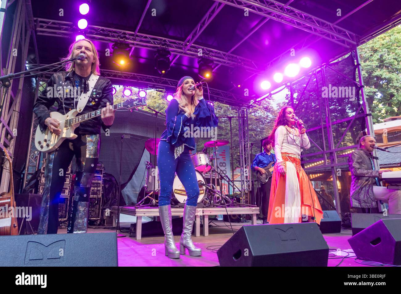 Gitarrist Sebastian Gurgel als Bjoern Ulvaeus, Saengerin Saskia Tanfal als Agnetha Faeltskog, Saengerin Sara Mosquera als Anni Frid Lyngstad, Pianist Mike Rubin als Benny Andersson der Gruppe Swede Sensation, Abba Tribute Show, am 24.05.2025 auf der Buehne am Pavillon der Steglitzer Woche, Berlin Pianist Mike Rubin als Benny Andersson der Gruppe Swede Sensation, Abba Tribute Show, am 24. 05 2025 auf der Bühne im Pavi Stockfoto