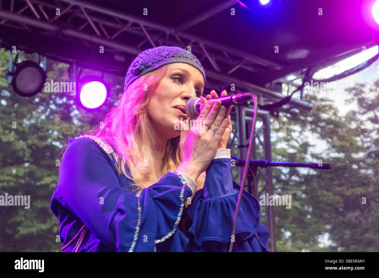 Saengerin Saskia Tanfal als Agnetha Faeltskog der Gruppe Swede Sensation, Abba Tribute Show, am 24.05.2025 auf der Buehne am Pavillon der Steglitzer Woche, Berlin Swede Sensation - Abba Tribute Show - Berlin *** Sängerin Saskia Tanfal als Agnetha Faeltskog der Gruppe Swede Sensation, Abba Tribute Show, am 24 05 2025 auf der Bühne im Pavillon der Steglitzer Woche, Berlin Swede Sensation Show Stockfoto