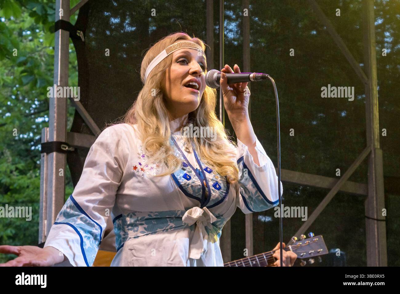 Saengerin Saskia Tanfal als Agnetha Faeltskog der Gruppe Swede Sensation, Abba Tribute Show, am 24.05.2025 auf der Buehne am Pavillon der Steglitzer Woche, Berlin Swede Sensation - Abba Tribute Show - Berlin *** Sängerin Saskia Tanfal als Agnetha Faeltskog der Gruppe Swede Sensation, Abba Tribute Show, am 24 05 2025 auf der Bühne im Pavillon der Steglitzer Woche, Berlin Swede Sensation Show Stockfoto
