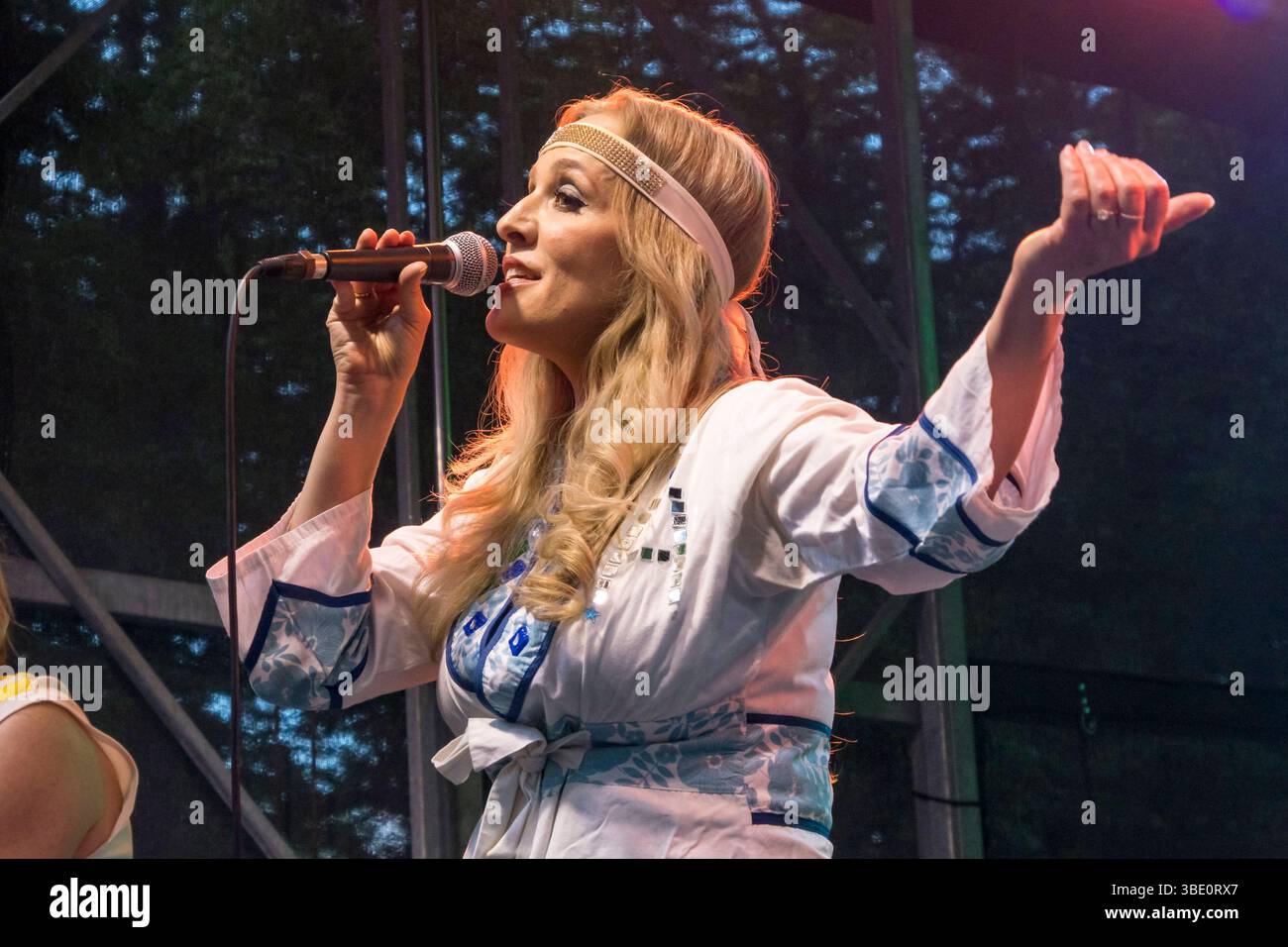 Saengerin Saskia Tanfal als Agnetha Faeltskog der Gruppe Swede Sensation, Abba Tribute Show, am 24.05.2025 auf der Buehne am Pavillon der Steglitzer Woche, Berlin Swede Sensation - Abba Tribute Show - Berlin *** Sängerin Saskia Tanfal als Agnetha Faeltskog der Gruppe Swede Sensation, Abba Tribute Show, am 24 05 2025 auf der Bühne im Pavillon der Steglitzer Woche, Berlin Swede Sensation Show Stockfoto