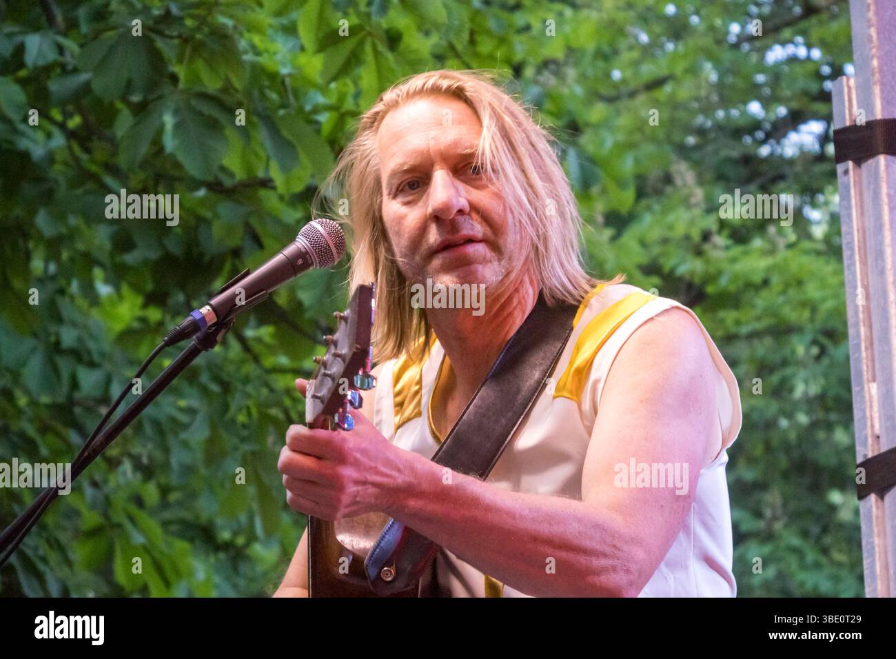 Gitarrist Sebastian Gurgel als Bjoern Ulvaeus der Gruppe Swede Sensation, Abba Tribute Show, am 24.05.2025 auf der Buehne am Pavillon der Steglitzer Woche, Berlin Swede Sensation - Abba Tribute Show - Berlin *** Gitarrist Sebastian Gurgel als Bjoern Ulvaeus von der Gruppe Swede Sensation, Abba Tribute Show, am 24 05 2025 auf der Bühne im Pavillon der Steglitzer Woche, Berlin Swede Sensation Show Stockfoto